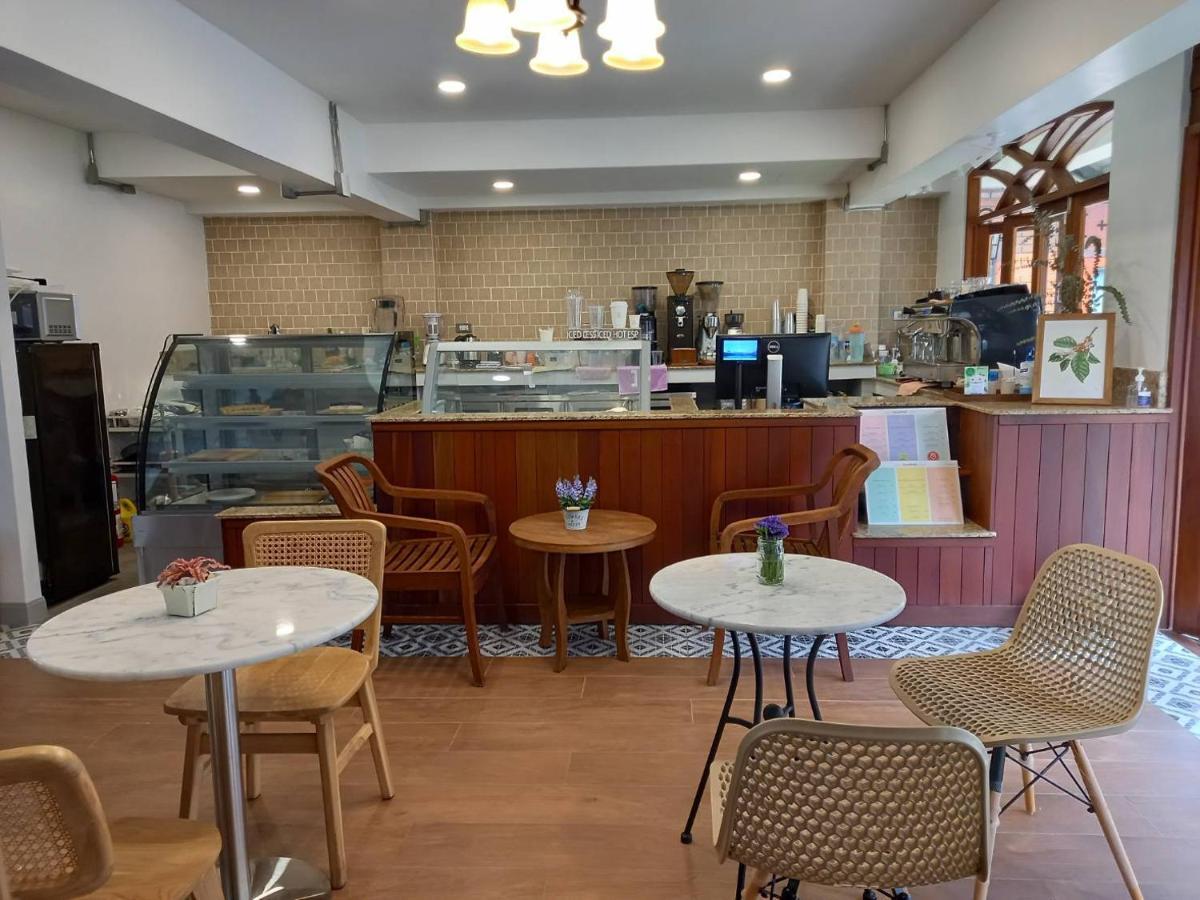 Valentier Cafe And Hotel Чиангмай Экстерьер фото